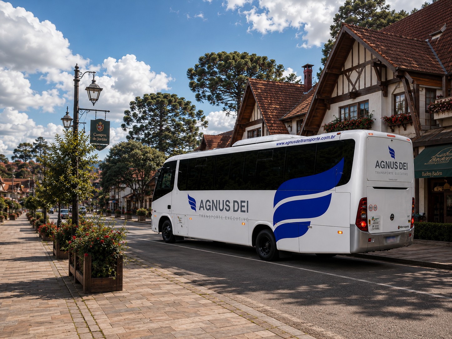 Ônibus Executivo Agnus Dei com placa desfocada